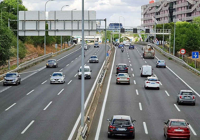 La DGT prepara el fin de la «barra libre» para los coches ‘Cero Emisiones’ en el VAO