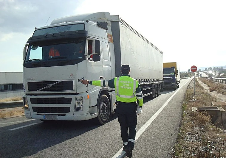 La DGT intensifica la vigilancia de alcohol y drogas a conductores profesionales