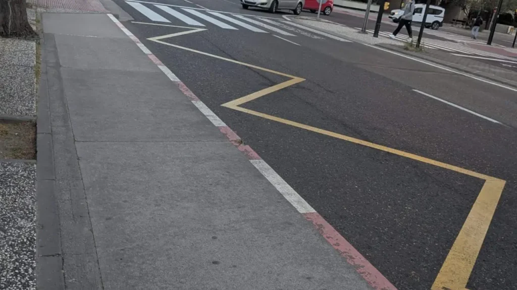La función que cumplen las líneas en zigzag pintadas en el asfalto de algunas calles