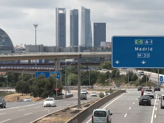 La DGT advierte: así es la sanción a la que se enfrentan los conductores por circular sin camiseta este verano