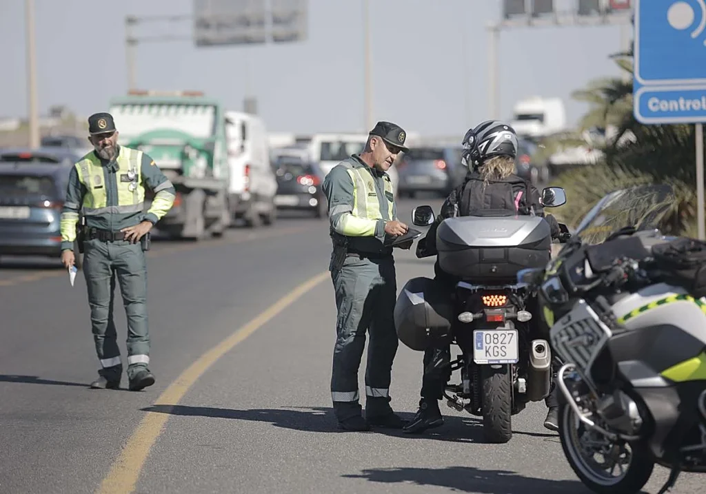 La DGT confirma el cambio para motoristas a partir del 1 de octubre: multas de 200 euros si no llevas estas prendas