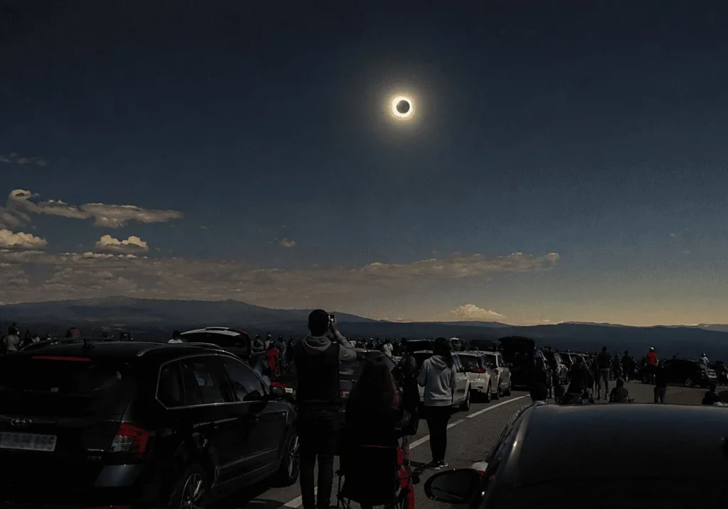 No uses el coche como mirador del eclipse solar: la DGT te puede multar