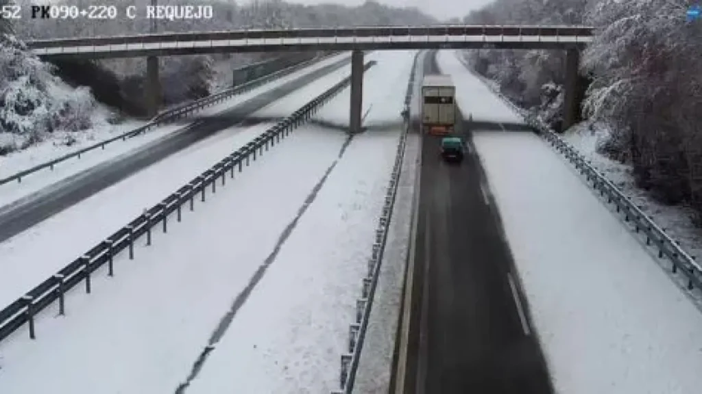 La DGT cambia las normas de circulación con nieve: así habrá que conducir en autopistas y autovías a partir de octubre