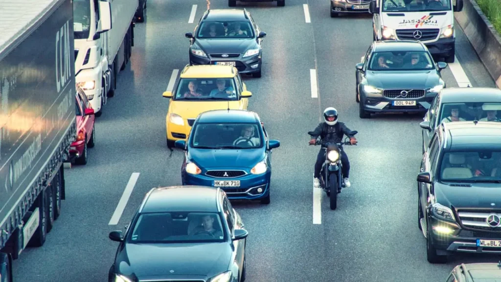 Las motos podrán circular por el arcén con la nueva norma de la DGT: cuándo está permitido y a qué velocidad