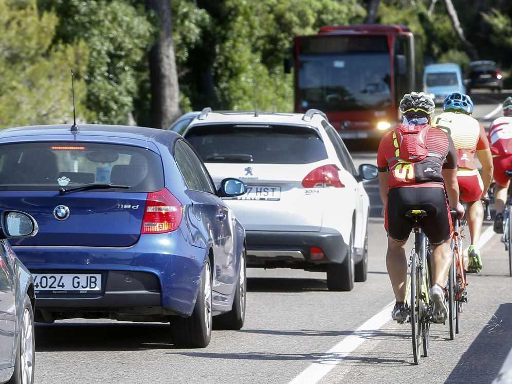 Cómo adelantar a un ciclista con las nuevas normas de la DGT: los 20 km/h y los cinco metros en ciudad